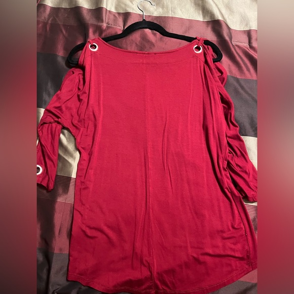 Cable and gauge 3/4 sleeve red shirt with arm cutouts - Picture 2 of 3